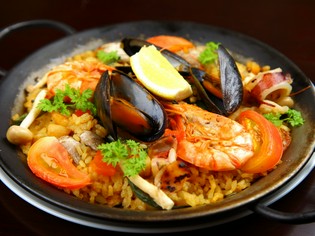 日本人の舌にも合うよう、「鶏ガラ」を加えた『魚介のパエリア』