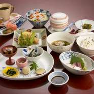器使いの見事さに定評のある【季の花】。有田焼や各地の器など、料理の色合いに合わせた器のチョイスに思わずうっとり。日本の四季を目でも舌でも堪能できます。