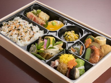 開けてうれしい、色とりどりの美味『季節の会席お弁当』