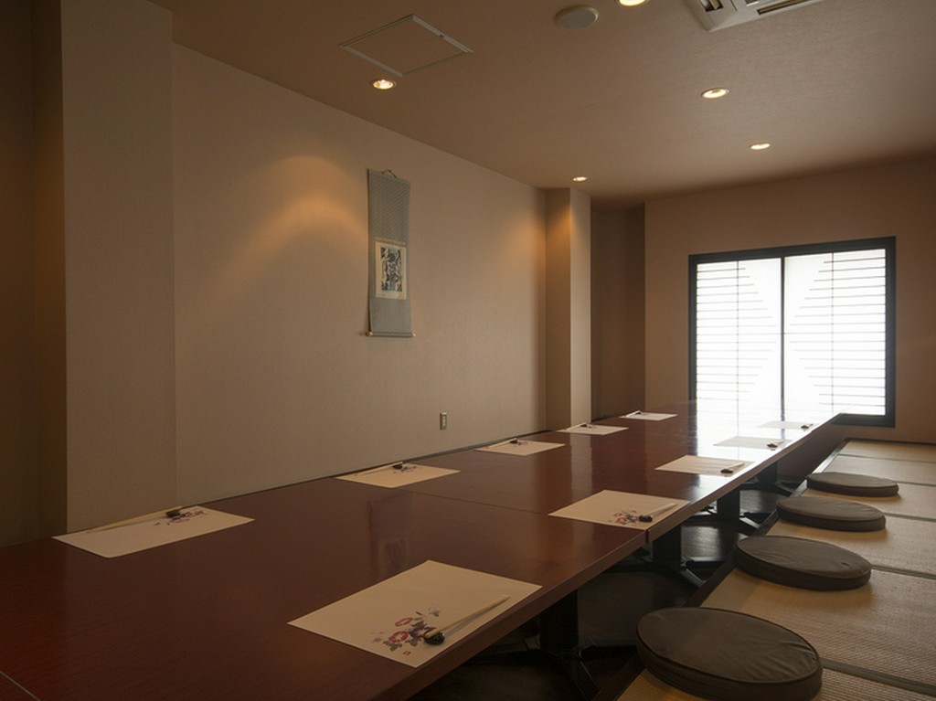 個室掘り炬燵席は26人まで入れます。大人数の会食に最適