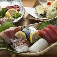 市場直送の新鮮な「魚介」や、鹿児島や隣県の宮崎の「地どり」などのほか、地産地消を心がけ、いちばん美味しい旬の「野菜」も地物を使っています。