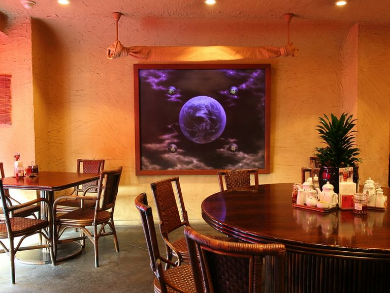 ゆったりとしたスペースが魅力、洒落た雰囲気の店内