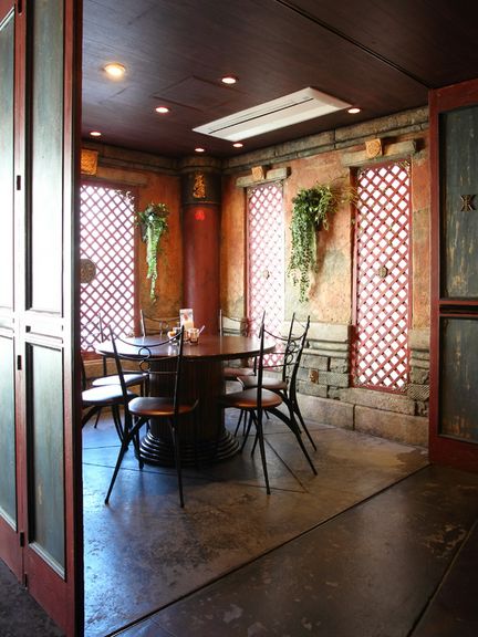 プライベート感覚で楽しめる円卓の個室