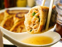 愛され続けて半世紀以上の自慢のジャンボ焼餃子は当店看板メニュー。宅配サービスもあります。