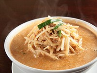 胡麻の香りが食欲をそそります。ボリューム満点！　一度食べたらやみつきになります。