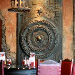 まるで中国の宮廷のような雰囲気のある内装が魅力的