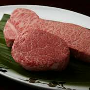 【加藤牛肉店】では、鮮度を保つため真空パックで山形牛を保存しています。フレッシュな肉の香りや甘みを最大限に引き出した調理がモットーで、味わうほどにナッツにも似た山形牛ならではの甘みが口に広がります。