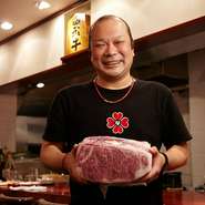 横浜で80年以上続く【加藤牛肉店】の3代目。肉も捌けば、お肉博士の肩書きも持つ、山形牛をこよなく愛する肉マニア。山形牛のすごさを伝えるため、食の激戦区・銀座で専門店を開きました。
