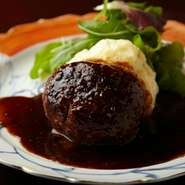 業務用のチョッパーを使うことで、山形牛の味わいを引き出すハンバーグ。肉汁の豊かさがとてつもない！