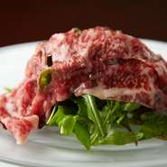 イタリアの加工肉で牛肉の生ハムがブレザオラ。こちらではなんと、ステーキでも絶品のサーロインを使用。