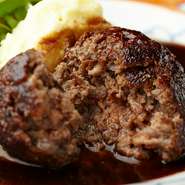 ナイフを入れた瞬間に溢れ出す肉汁がたまらない『ハンバーグ』。これを目当てに訪れるグルメも多いとか。