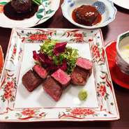 お肉づくしのステーキコース、 自家製のコンビーフに始まり、メインは A5 雌牛の山形牛 ステーキです（お肉のカットは大きめで口いっぱいに頬張ってお召し上がりください）鼻から抜ける上品な香りと、肉本来の旨味に溢れサーロインはとろけるほど柔らかいです！コース最大の特徴はヒレ・サーロイン・ランプなど３種類の部位を盛り合わせにして食べ比べをしながらお召し上がりいただけます。