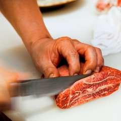 肉の質を見極める目利きと、それを最高の状態で提供するこだわり