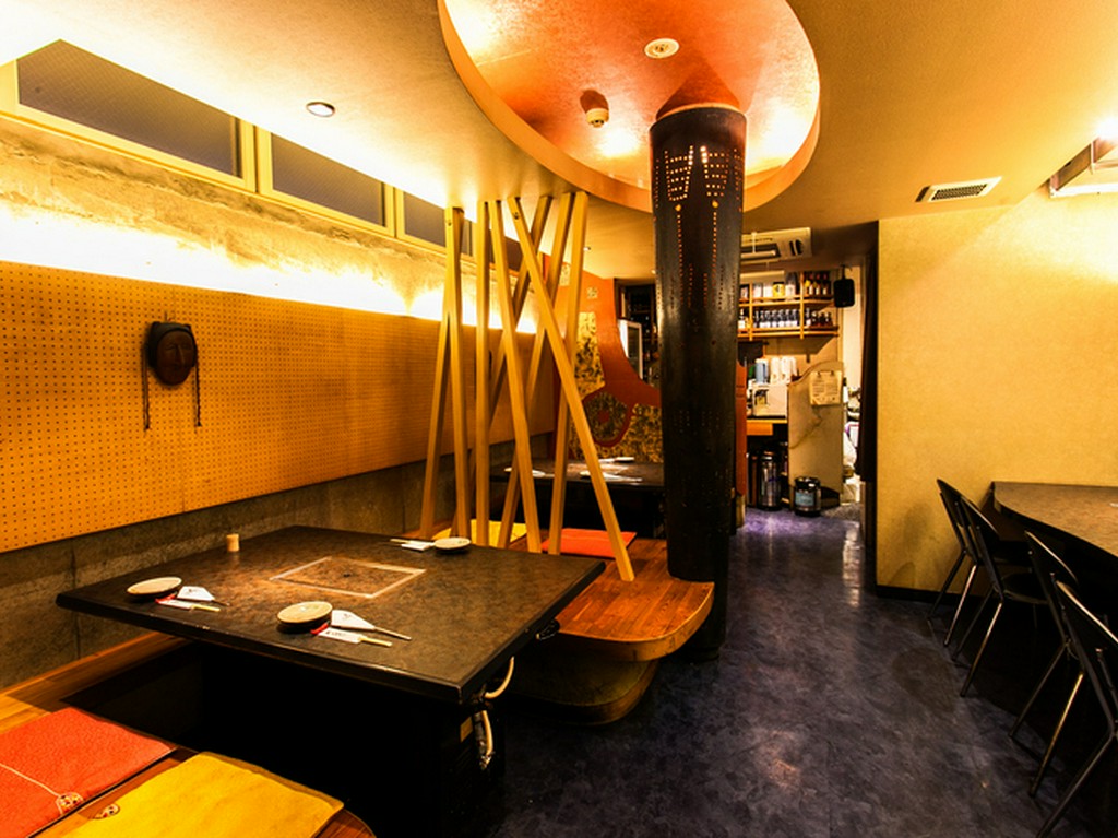 様々なタイプの席をそろえ、落ち着ける雰囲気の店内