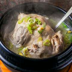 味わうほどに体の芯が火照り出す。夏定番の『サムゲタン』