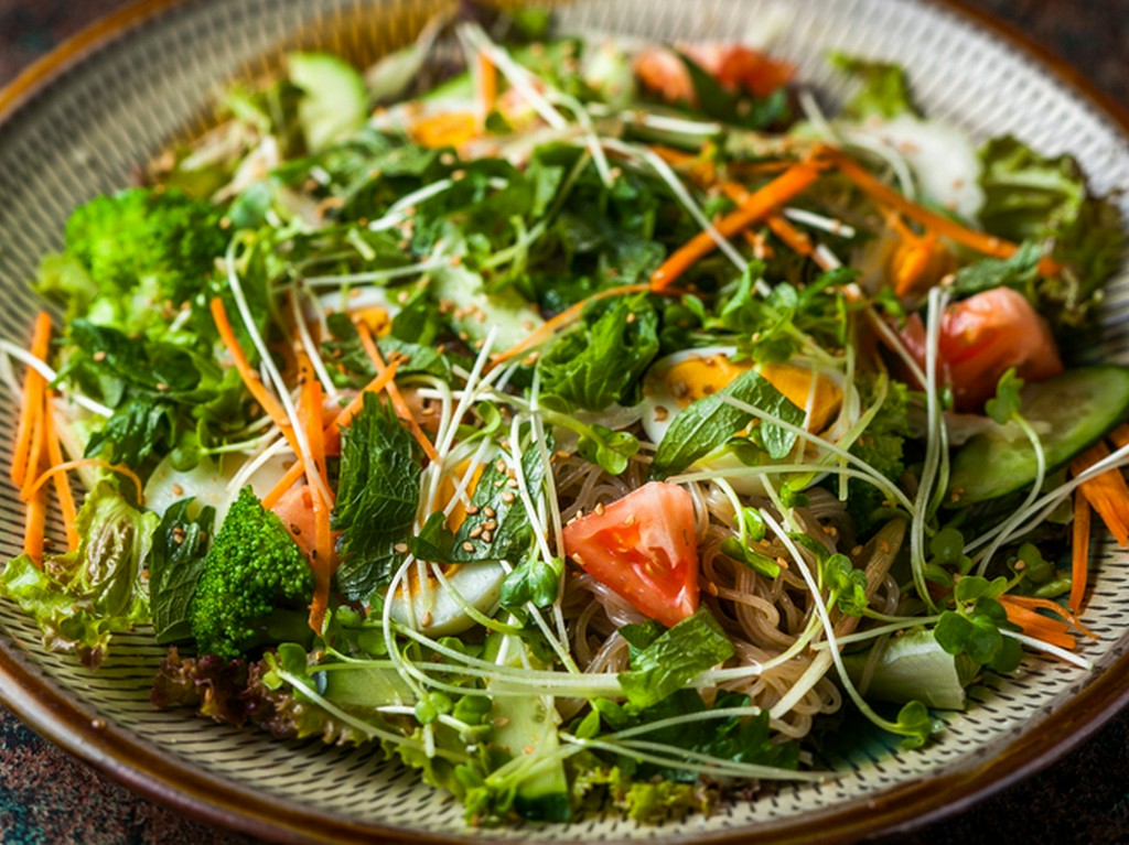たっぷりの野菜を味わえる『チェンバンサラダ』
