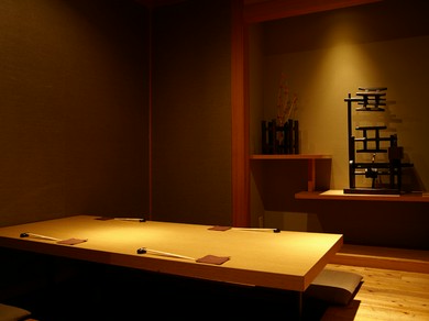 シックな純和風にまとめられた、個室は接待に便利