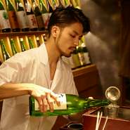 各地の日本酒を飲み比べ、時間があれば酒蔵なども訪れる金子店長。酒に精通するからこそのおすすめ利き酒セットは必飲！　人気の高い辛口の日本酒でも、味の違いを飲み比べさせてくれ、好みの一杯を教えてくれます。