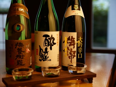 個性豊かな日本酒を揃え、さらにそれらを温度違いで味わえます