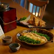 大山鶏や国産黒毛和牛など、食べごたえある肉料理が豊富な上、日本酒との相性は決して外さないつまみばかり。さらにどの料理にどんな日本酒が合うかなどもアドバイスしてくれます。