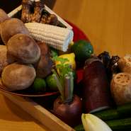 秋であれば、松茸、きのこ、栗、秋茄子など旬の味を使ったメニューを大切にしているため、毎月、訪れる度に新たなメニューと出会えるのも楽しみです。ひやおろしなど季節限定のお酒も多数揃えています。