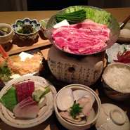 旬逸品三種・鮮魚刺身・蛤酒蒸し・ズワイ蟹天ぷら・和牛すき焼き・御飯・椀物・香の物・甘味