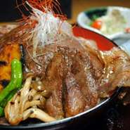 限定10食！！国産切り落とし牛が丼いっぱいに広がった一番人気丼！醤油と赤ワインのソースがくせになる?!