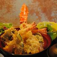 贅沢ランチ！たらば蟹と海老がのった豪華天丼!!　食べごたえ満点!!