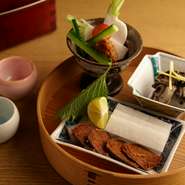 がぜみそ、牡蠣の粕漬け、ふぐの卵巣のぬか漬など、珍味も充実。『珍味盛り合わせ』2800円もおすすめです。