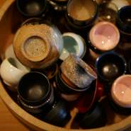 注文ごとに好みの酒器をチョイスできる