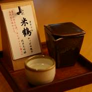 注文したお酒は、日本酒カードを同時に提供。産地や味が明記され、持ち帰りできるので名前を忘れても安心。