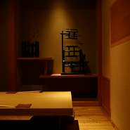 接待に便利な完全個室を備える同店。六本木という土地柄、日本酒に興味を持つ外国人ゲストも多数訪れます。