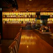 豊富な座席タイプを誇る店の中でも特等席はカウンター。料理長のテクニックが目前で楽しめます。