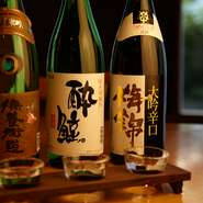 吟味を重ねてセレクトした日本酒は常時120種以上。味わいもさまざまなタイプを揃え、日本酒初心者でも、好みの日本酒を見つけることが可能です。同じ産地や、辛口同士などの飲み比べセットも充実。