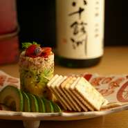 日本酒の酒肴に人気なのが、たらば蟹を使ったメニューの数々。天ぷら、ルイベ、陶板焼き、レーズンバターなど、調理の違いで様々な日本酒とマリアージュを楽しめます。