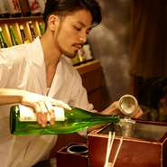 「日本酒を詳しく知らない人こそ来て欲しい」と金子店長。銘柄での飲み比べセットや、同じお酒でも温度の違いでの飲み比べができるなど、日本酒の味わいの奥深さを丁寧に説明できるように心がけています。