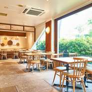 自由が丘公園すぐ隣の落ち着いた雰囲気の店内。
お散歩帰りのママ会やお子様連れにオススメです。
窓からの景色で四季の移り変わりを感じられます。
