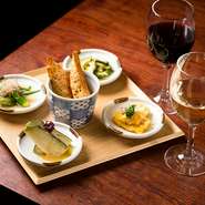 ランチやディナーのみならず、居酒屋として利用されることも多い【あえん　自由が丘店】。週末ともなると、店自慢の「果実酒」や「ワイン」を片手に女子会やママ会に興じる女性グループも多いです。