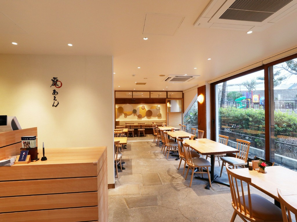 食事の妨げになる華美な装飾は控え、落ち着いた雰囲気を醸す店内