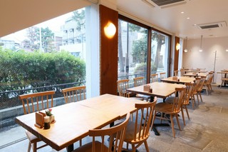 窓から自由が丘公園を臨むランチ