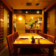 会社での飲み会や友人同士との宴会まで、
幅広いシーンに利用頂けます。
こだわりの食材で、大切な方と過ごす素敵なひと時を。

気兼ねなく過ごせる個室もご用意しております。
