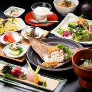 特別な日には【日本のご馳走】を。
こだわりの食材で作る、贅沢コース料理もご用意しております。
ご宴会・ご会食にぜひご利用ください。
飲み放題プラン、貸切でのご利用も御相談下さい。