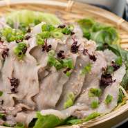 中国の原種豚である「梅山豚」と、イギリスの「ケンボロー豚」との交雑種である「桜山豚」は、柔らかい食感と旨みが濃い脂身が特徴。この店でのおすすめの味わい方は、さっぱりといただける「ざる蒸し」。