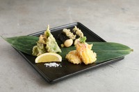 旬の素材を使用した三種の天ぷら盛り合わせ。
やなぎだこは大葉で包んで歯ごたえよい天ぷらにしました。
ふわとろのとろろ海苔巻き天ぷら、甘さが引き立ったとうもろこしの天ぷらを添えた、夏らしい一品です。