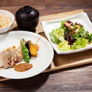 桜山豚の網焼き　季節野菜添え、サラダ、玄米または白米、麦味噌汁