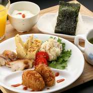 鶏のから揚げ、肉団子、玉子焼き、サラダ、二八玄米おにぎり、麦味噌汁、ジュース