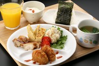 鶏のから揚げ、肉団子、玉子焼き、サラダ、二八玄米おにぎり、麦味噌汁、ジュース