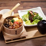 あえんの二八玄米ごはんわっぱめし、サラダ、麦味噌汁