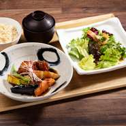 鶏のから揚げと野菜の黒酢ソース、サラダ、二八玄米ごはん、麦味噌汁