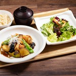 いろいろ野菜の生姜ソース、サラダ、二八玄米ごはん、麦味噌汁